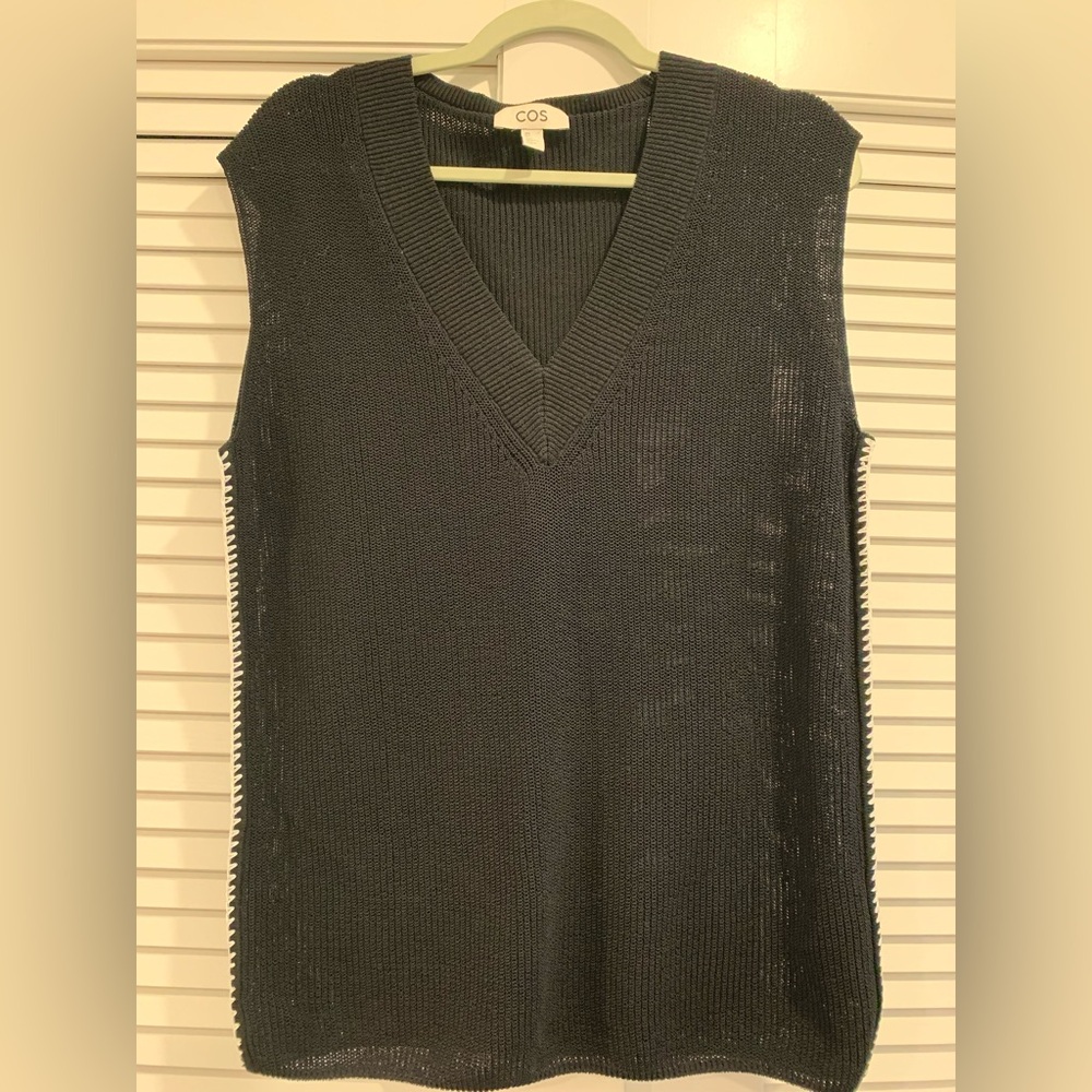 NWOT COS Vneck minimalist classic  lightweight knitted vest size small